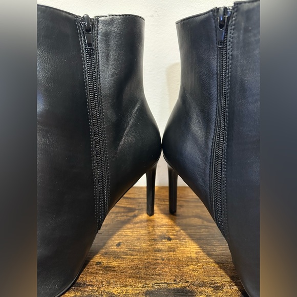 - Journee Collection Women’s Silvy Black Heeled Ankle Bootie NWT Size 9.5 - Picture 4 of 10